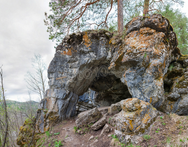 Арка над входом в пещеру
