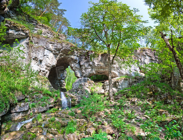 Карстовый мост на водопаде Куперля