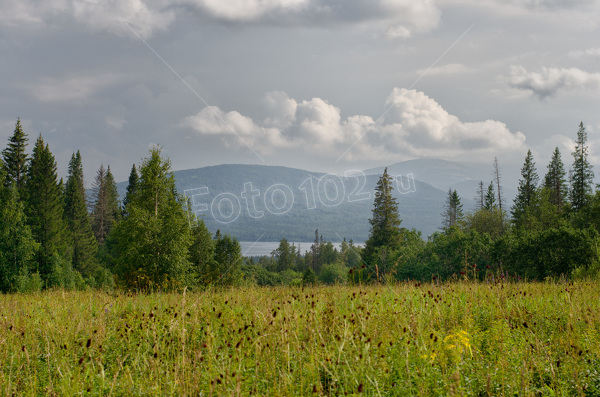 Хребет Зюраткуль. Плато. Вид на озеро.